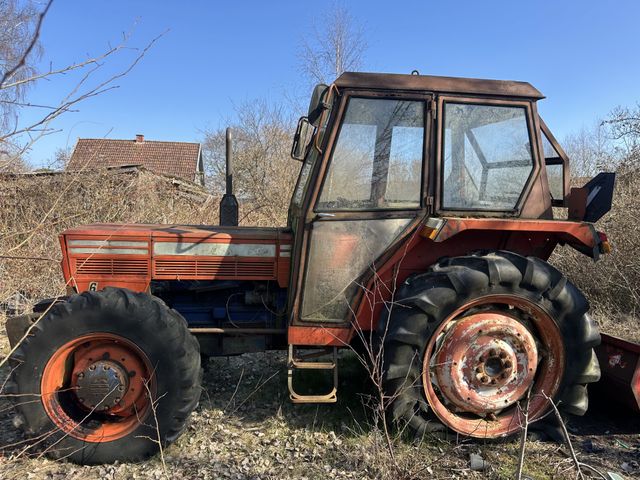 Same 90 hk. Starter og kører fint. Skal have 1 nyt bagdæk, er sprunget. 