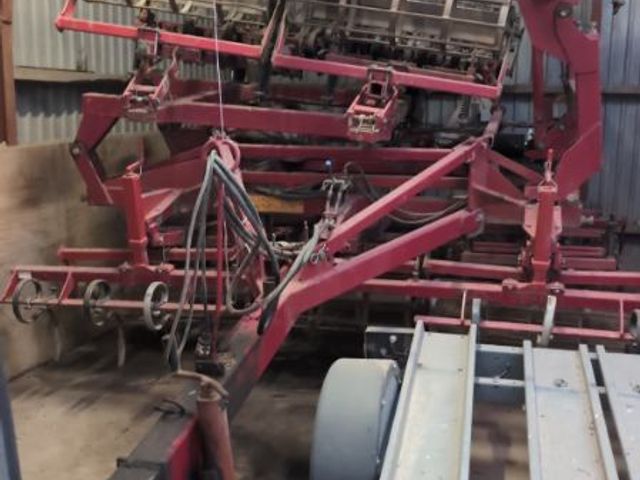 Kongskilde 7 meter germinator med CROSKILL tromle bagerst. Velegnet til roer, spinat og andre speciel afgrøder.