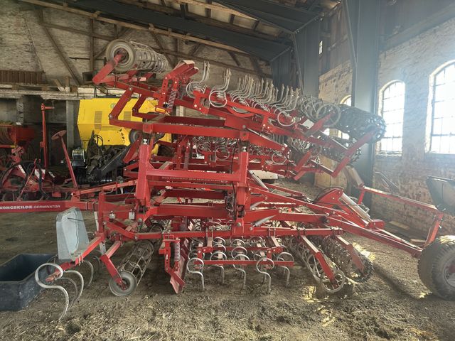 Kongskilde Germinator SP7000 med CROSKILL tromle bagerst. Velegnet til roer og andre speciel afgrøder.