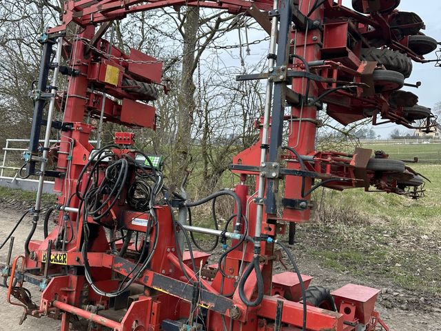 Becker 12 rækket såmaskine med udstyr til flydende gødning. Fronttank medfølger til prisen.