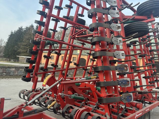 Kverneland Tiger 8 meter. Med rotorsmulrer. Årg2014. Meget velholdt harve.