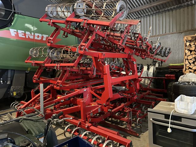 Kongskilde Germinator SP7000 med CROSKILL tromle bagerst. Velegnet til roer og andre speciel afgrøder.