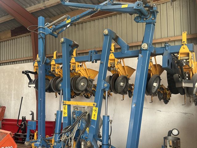 Kleine Unicorn 3, 12 rækket. Med skær til direkte såning. Utrolig velholdt såmaskine.