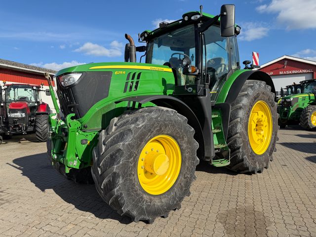 John Deere 6215R