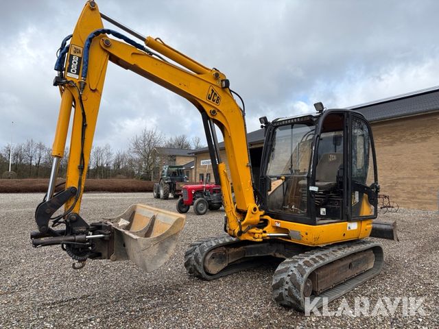 JCB 8060 med 7 redskaber