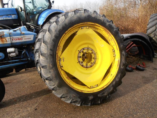 Taurus 300/95R46