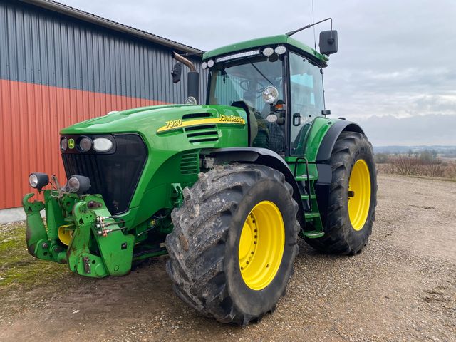 John Deere 7920