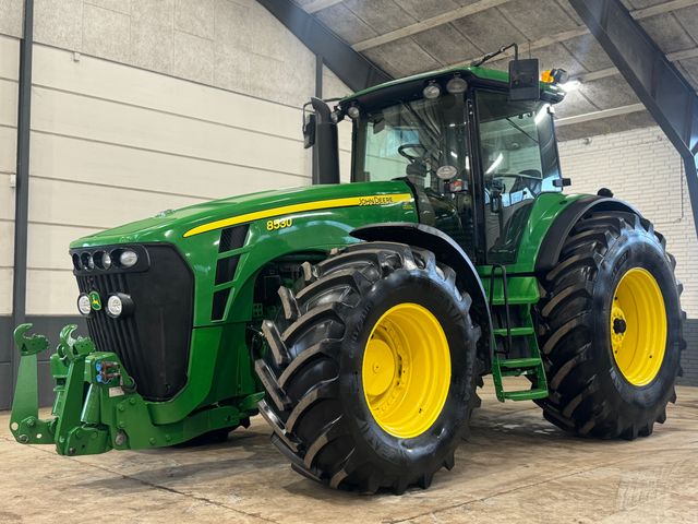 John Deere 8530
