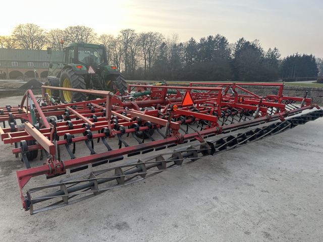 Kverneland Tiger 8 meter. Med rotorsmulrer. Årg2014. Meget velholdt harve.