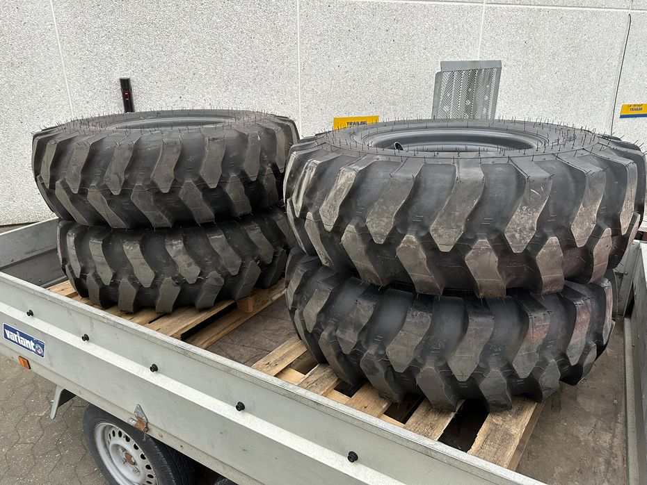 BKT 360/85-20 360/85-20 (221-275-8) - Minilæsser tilbehør - Komplette hjul - 1