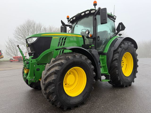 John Deere 6215R