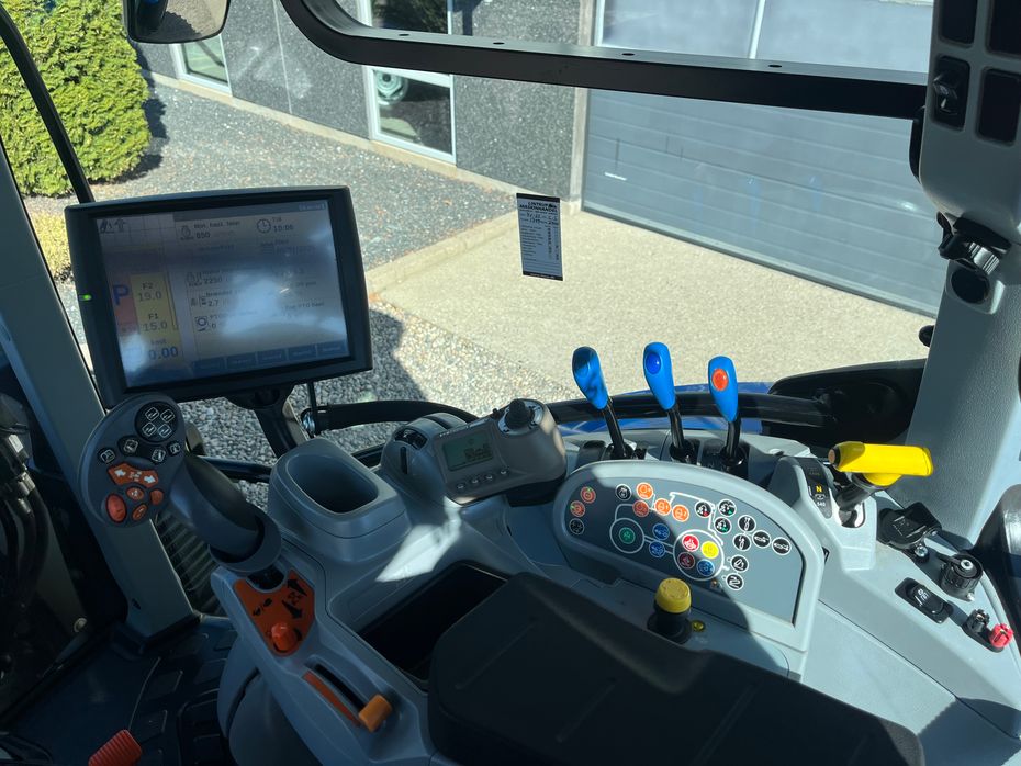 New Holland T6.145 AC Med frontlæsser - Traktorer - Traktorer 4 wd - 6