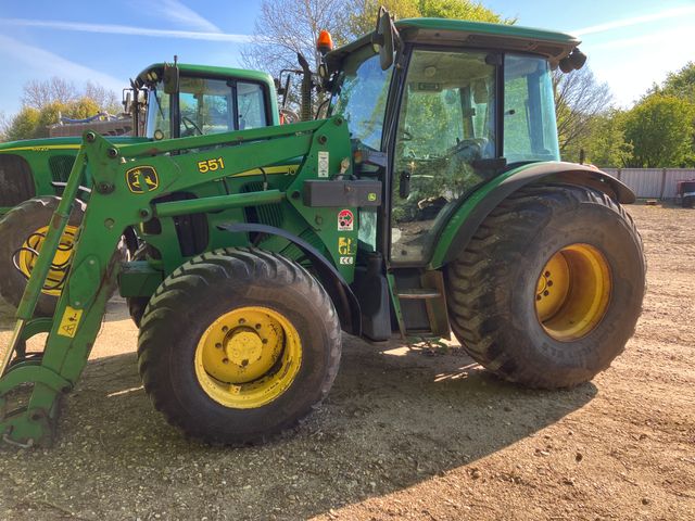 John Deere 5720 med frontlæsser. 