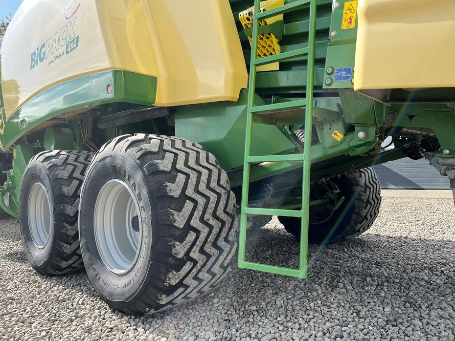 KRONE Big Pack 4X4 High Speed boogie montering med styrbar aksel og bremser. - Pressere - Bigballe - 12