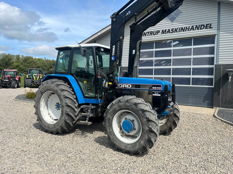 New Holland 8240 SLE med frontlæsser - Traktorer - Traktorer 4 wd - 15
