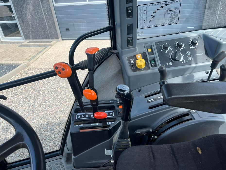 New Holland 8240 SLE med frontlæsser - Traktorer - Traktorer 4 wd - 6