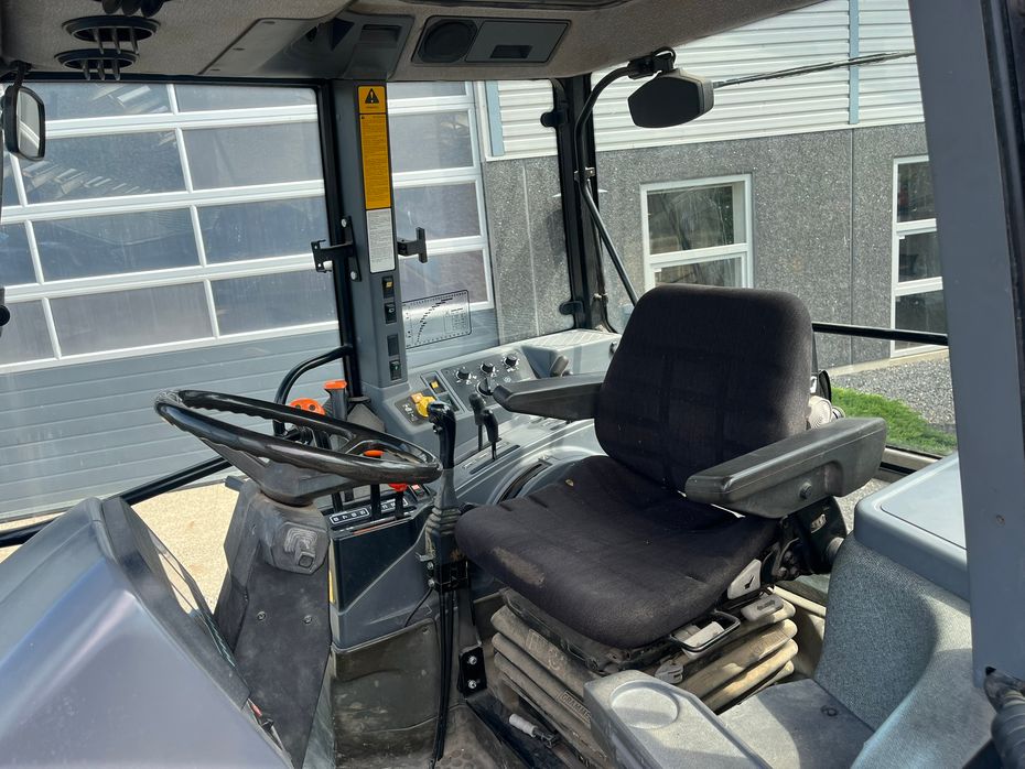 New Holland 8240 SLE med frontlæsser - Traktorer - Traktorer 4 wd - 5