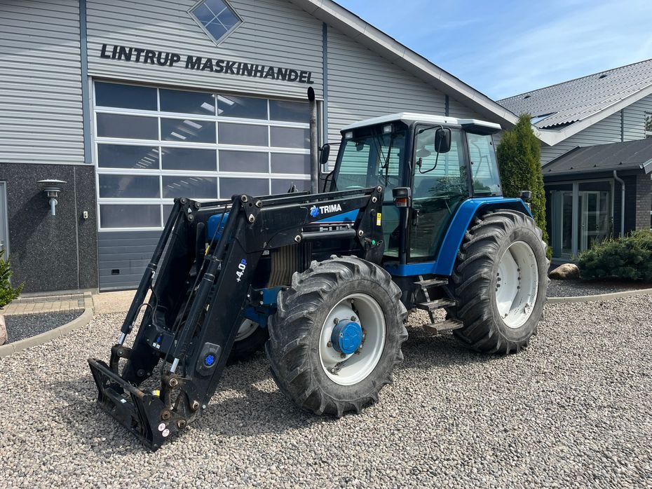 New Holland 8240 SLE med frontlæsser - Traktorer - Traktorer 4 wd - 2