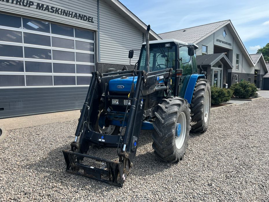 New Holland 8240 SLE med frontlæsser - Traktorer - Traktorer 4 wd - 8