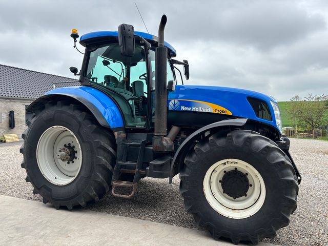 New Holland T7060