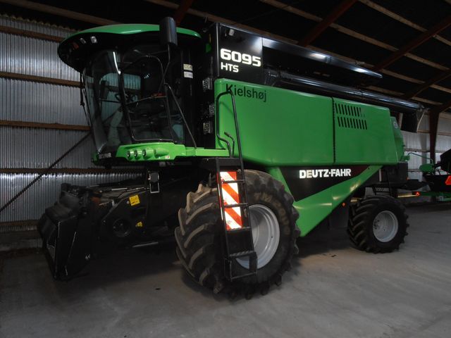 Deutz-Fahr 6095 HTS 24 fod med rapsforsats
