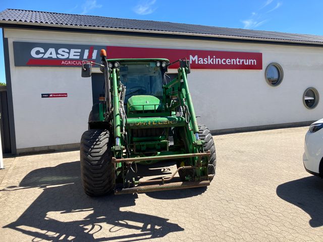 John Deere 5720 med frontlæsser. 