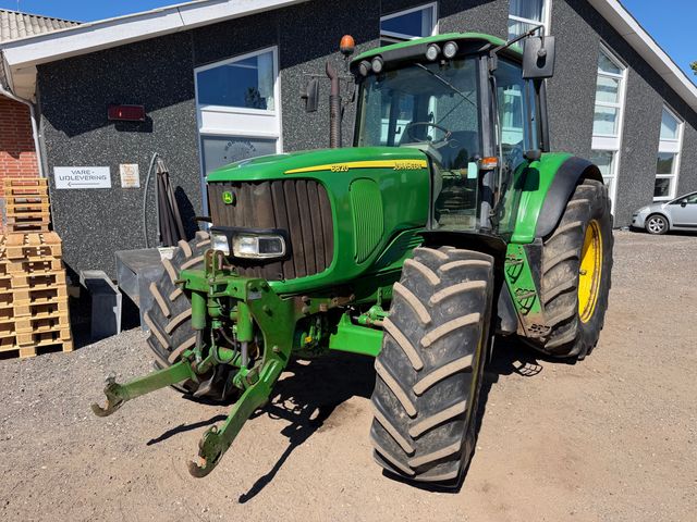 John Deere 6820