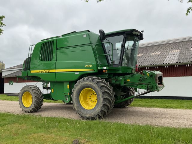 John Deere C670