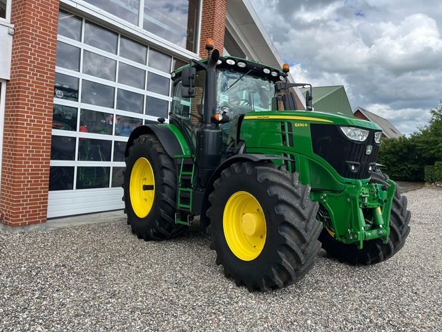 John Deere 6230R