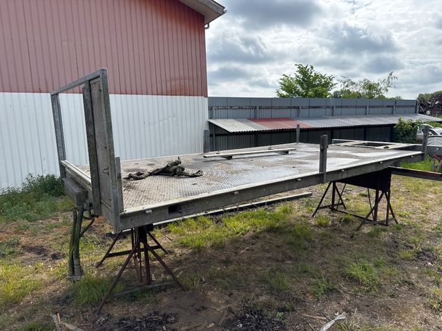 Galvaniseret latbil lad med kran platform.