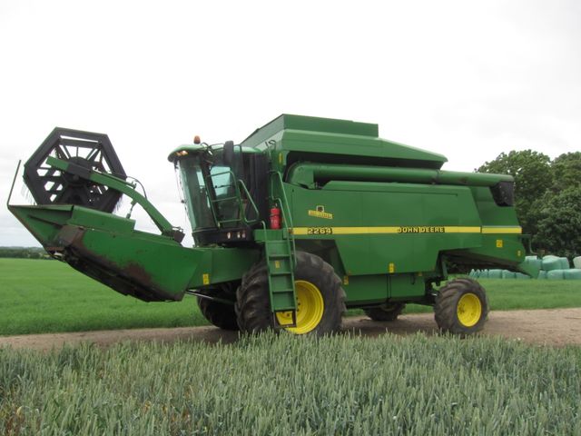 KØBES   CLAAS,JOHN-DEERE ;NEW HOLLAND SMÅBALLE PRESSER og MEJETÆRSKER