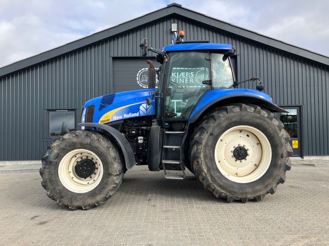 New Holland T8040