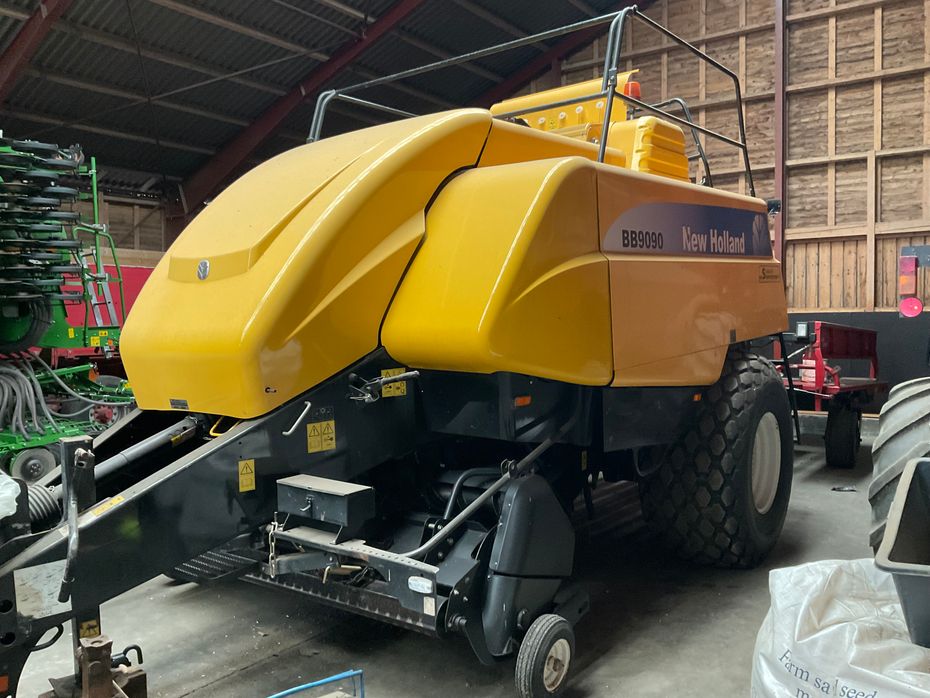 New Holland BB9090 med parkland ballevogn - Pressere - Bigballe - 4
