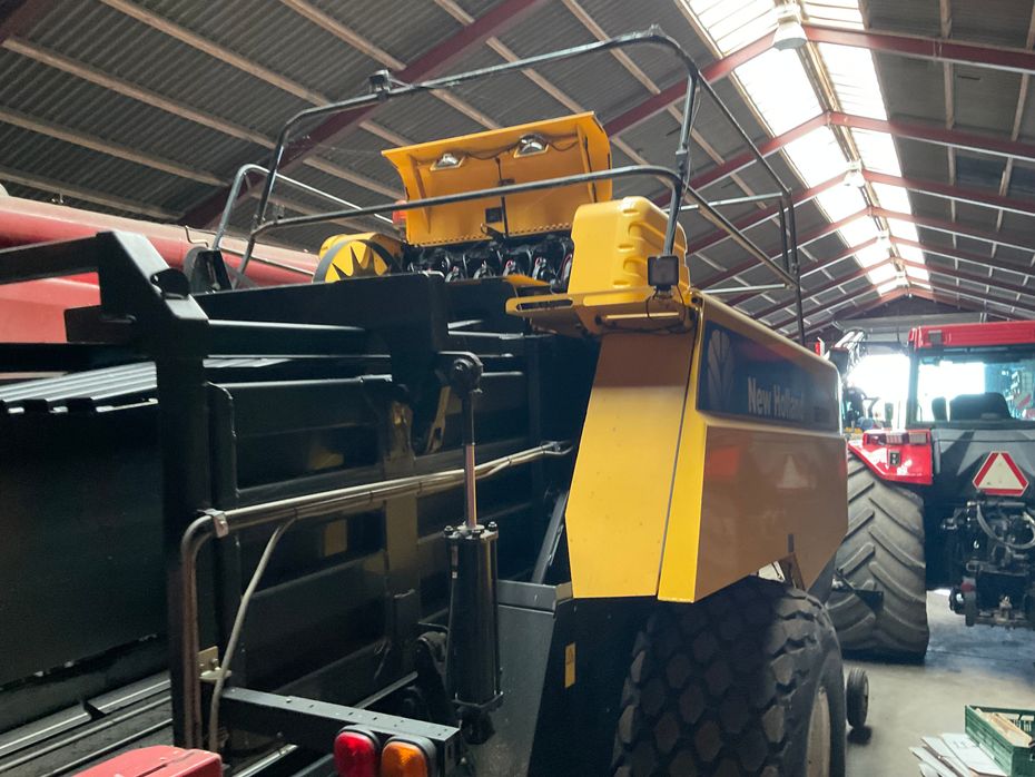 New Holland BB9090 med parkland ballevogn - Pressere - Bigballe - 6
