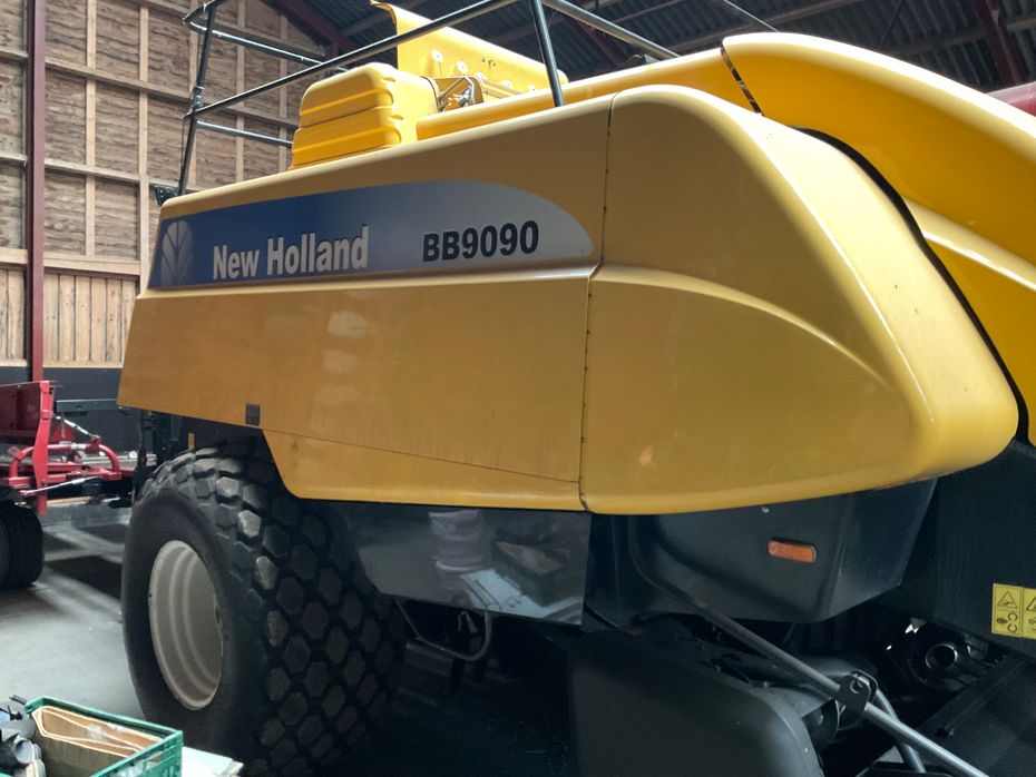 New Holland BB9090 med parkland ballevogn - Pressere - Bigballe - 5