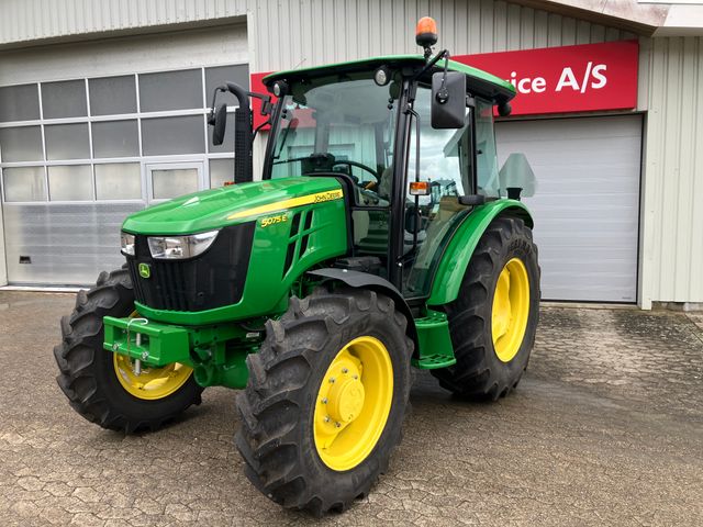 John Deere 5075E