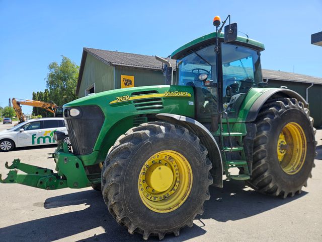 John Deere 7920