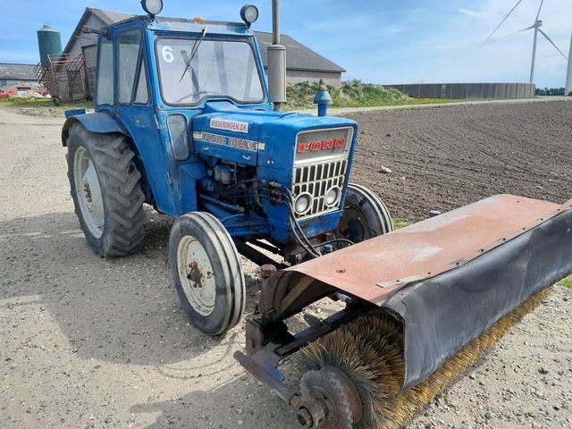 Ford 3000Y med mekanisk trukket kost med hydr regulering