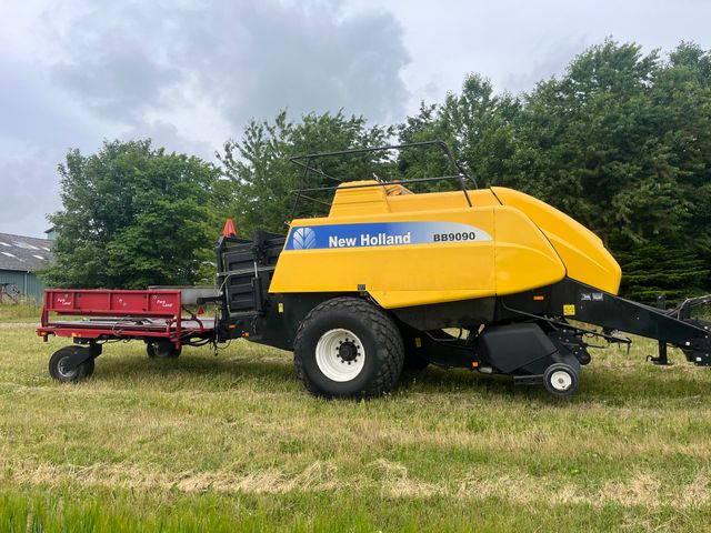 New Holland BB9090 med parkland ballevogn