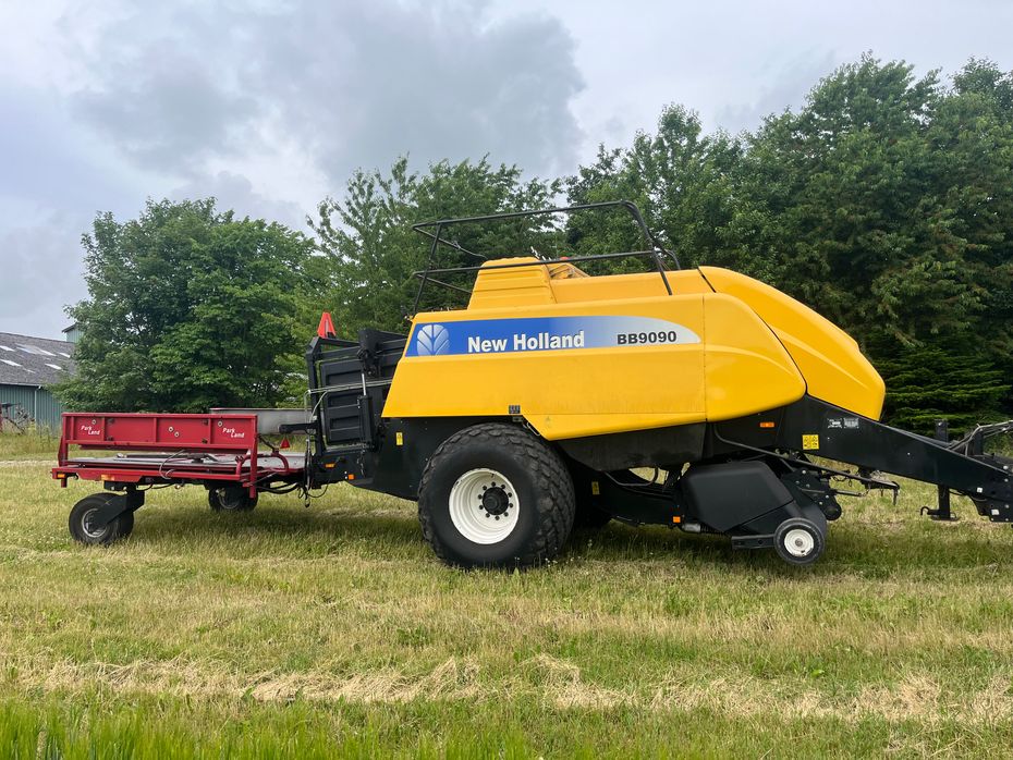 New Holland BB9090 med parkland ballevogn - Pressere - Bigballe - 2