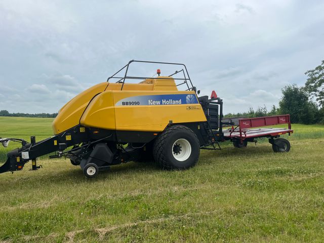 New Holland BB9090 med parkland ballevogn