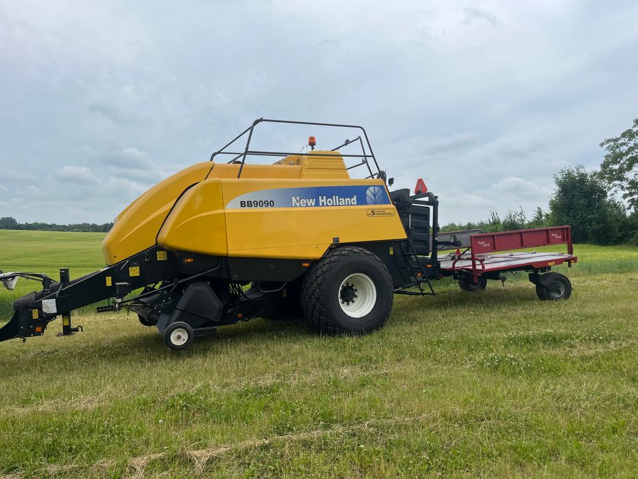 New Holland BB9090 med parkland ballevogn - Pressere - Bigballe - 1
