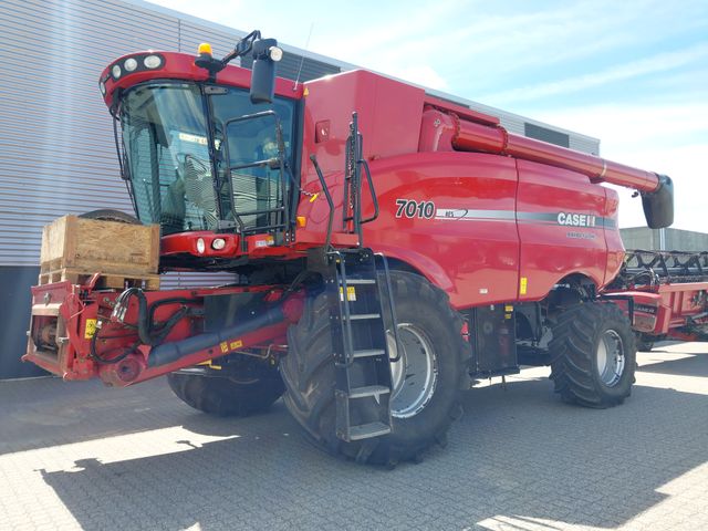 Case IH Axial Flow 7010