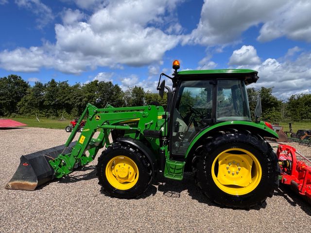 John Deere 5075E
