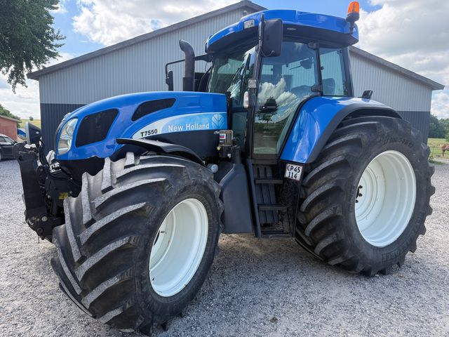 New Holland T7550