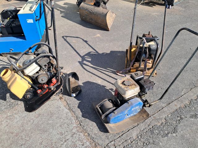 Lot med 3 defekte pladevibratorer Dynapac, Tremix og Shatal