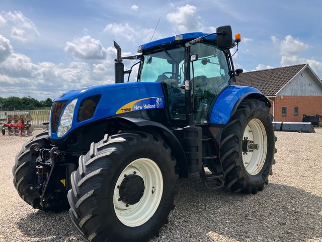 New Holland T7050