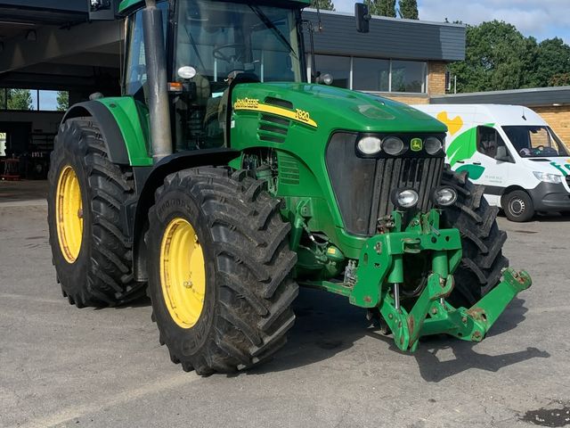 John Deere 7920