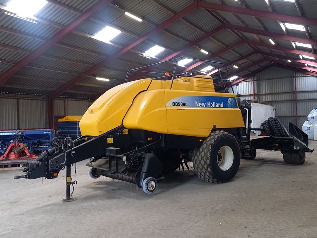 New Holland BB9090 Med Pomi ballevogn.