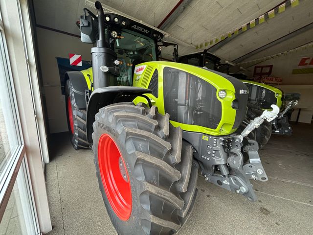 CLAAS Axion 930